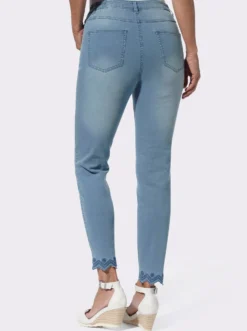 Jeans mit besticktem Wellensaum