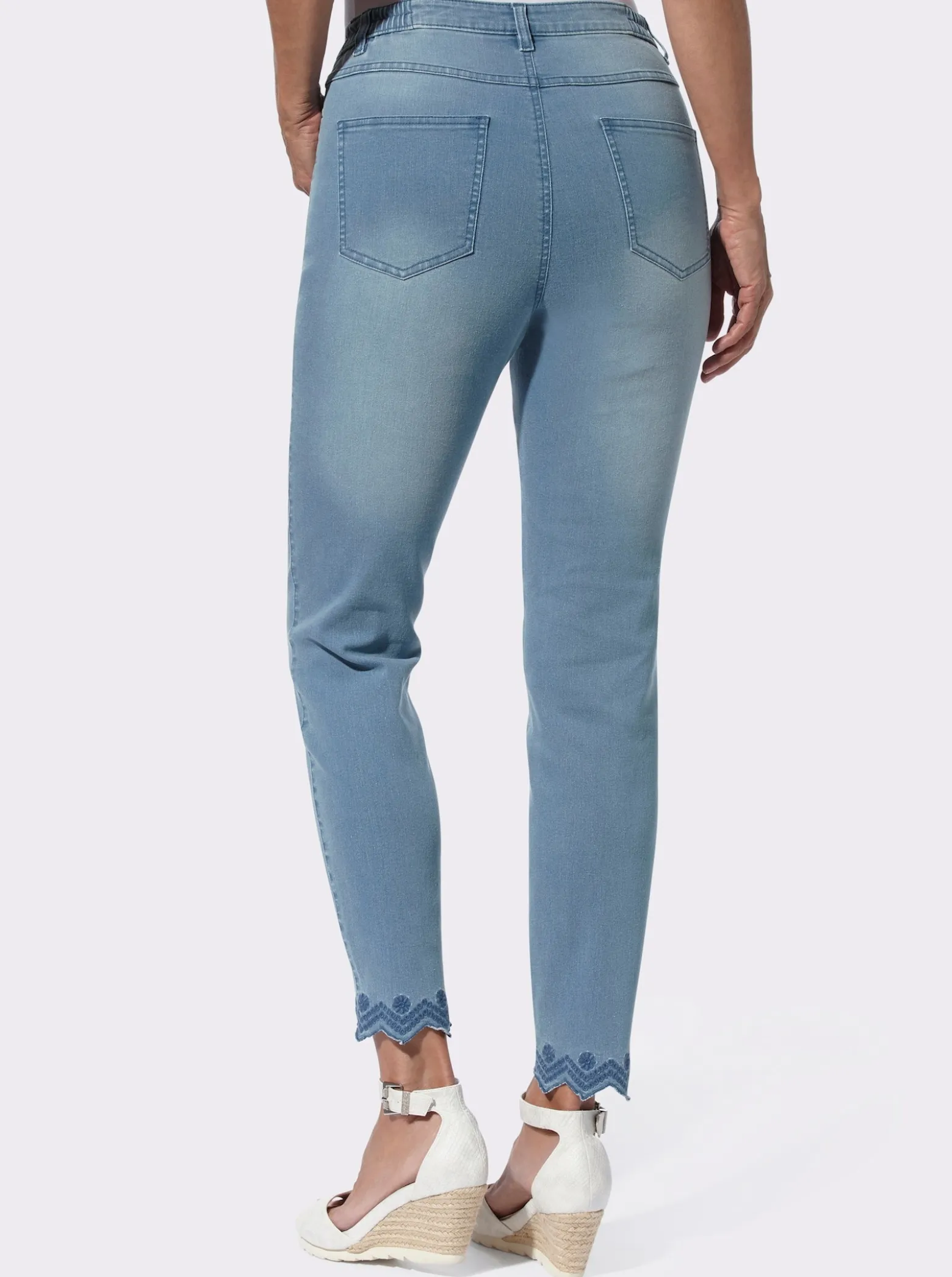 Jeans mit besticktem Wellensaum