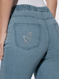 Jeans mit bestickten Gesäßtaschen