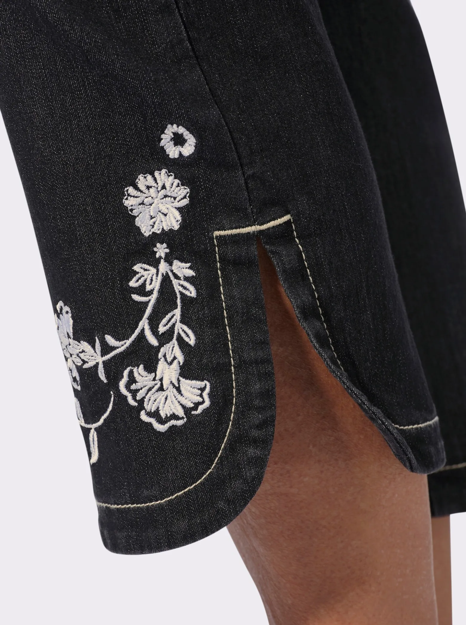 7/8-Jeans mit Blütenstickerei