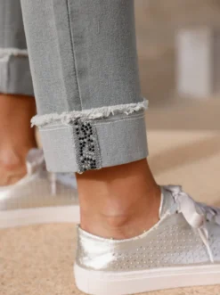 7/8-Jeans mit Fransen am Beinaufschlag