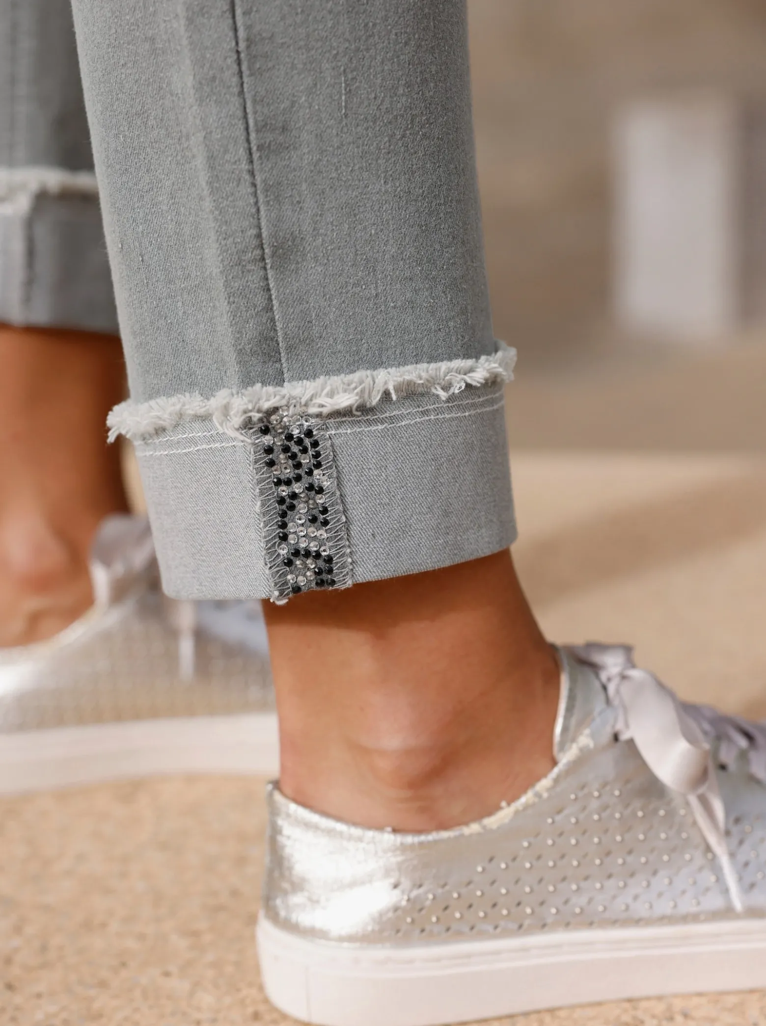 7/8-Jeans mit Fransen am Beinaufschlag