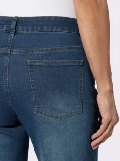 7/8-Jeans mit Fransen am Saum