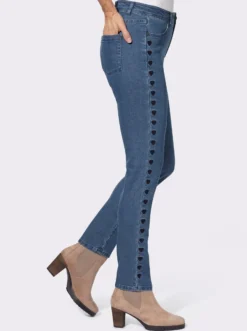 Jeans mit Herzchen-Stickerei