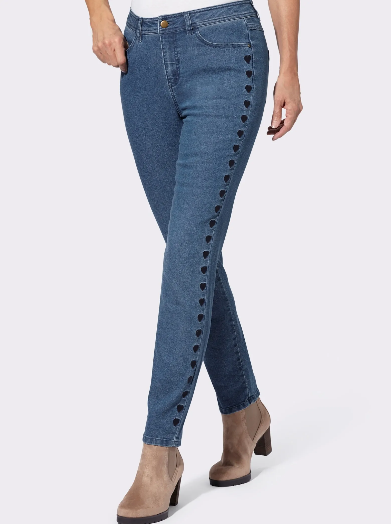 Jeans mit Herzchen-Stickerei