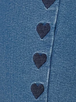 Jeans mit Herzchen-Stickerei