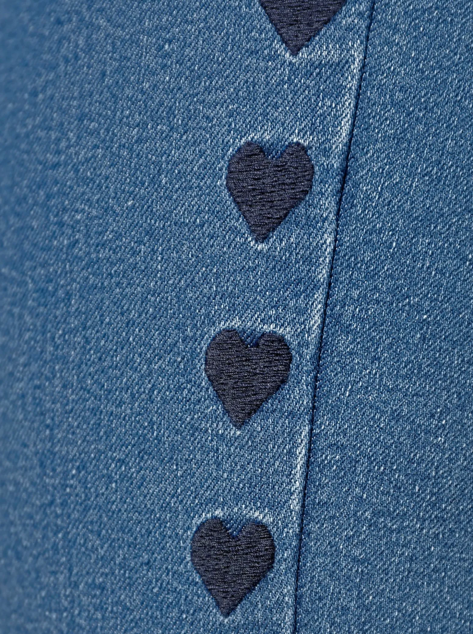 Jeans mit Herzchen-Stickerei