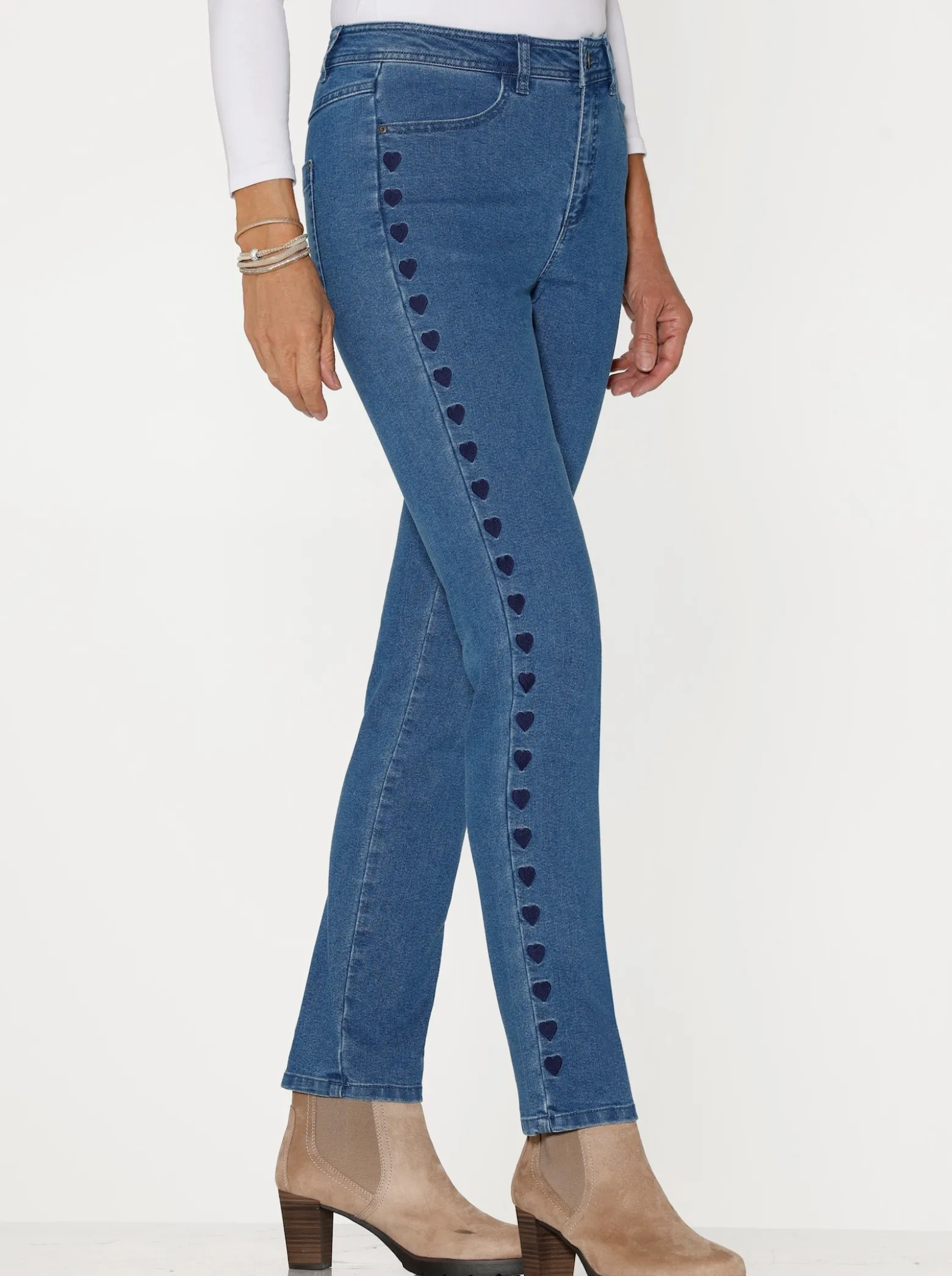 Jeans mit Herzchen-Stickerei