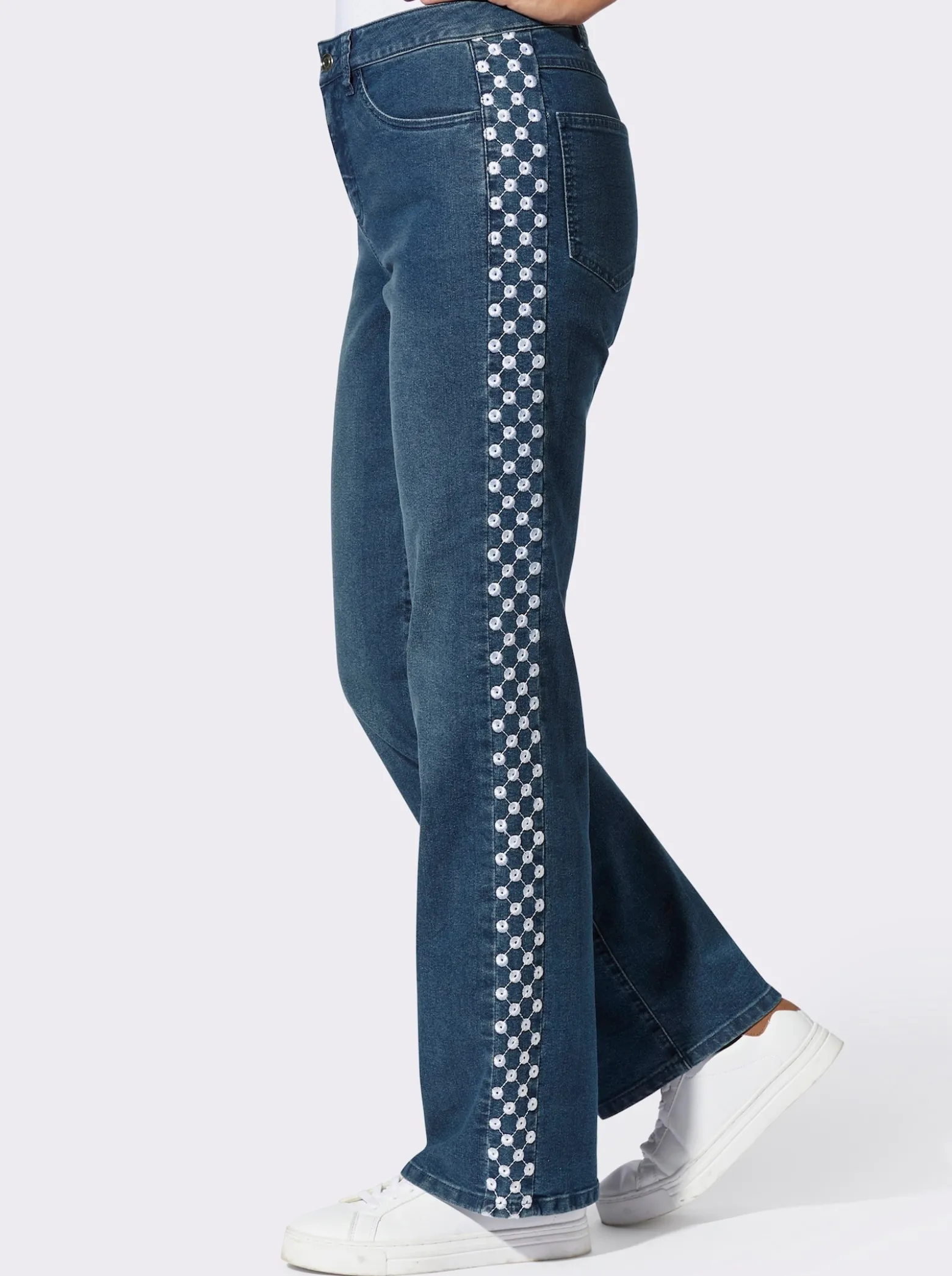 Jeans mit Lochstickerei