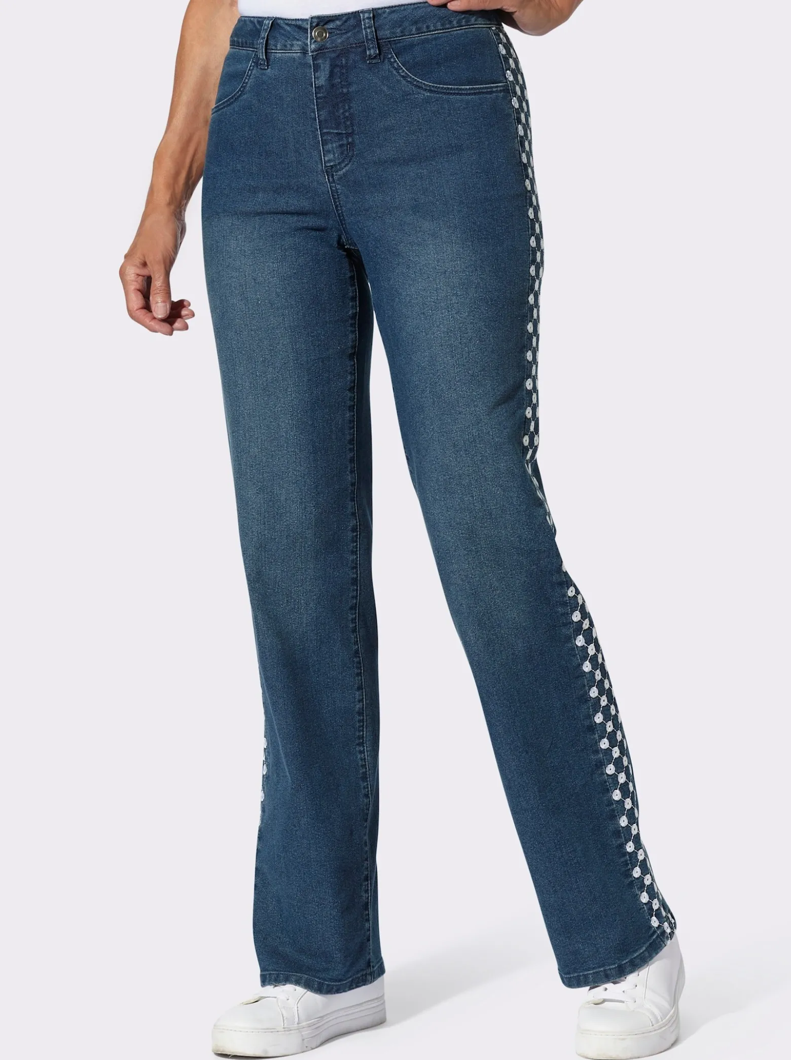 Jeans mit Lochstickerei