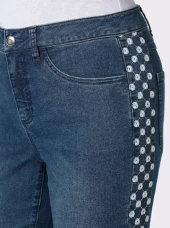 Jeans mit Lochstickerei