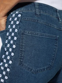 Jeans mit Lochstickerei