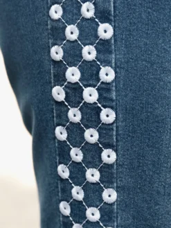 Jeans mit Lochstickerei
