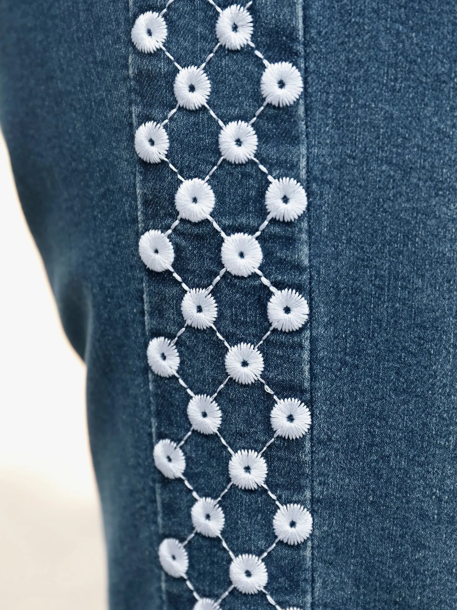 Jeans mit Lochstickerei