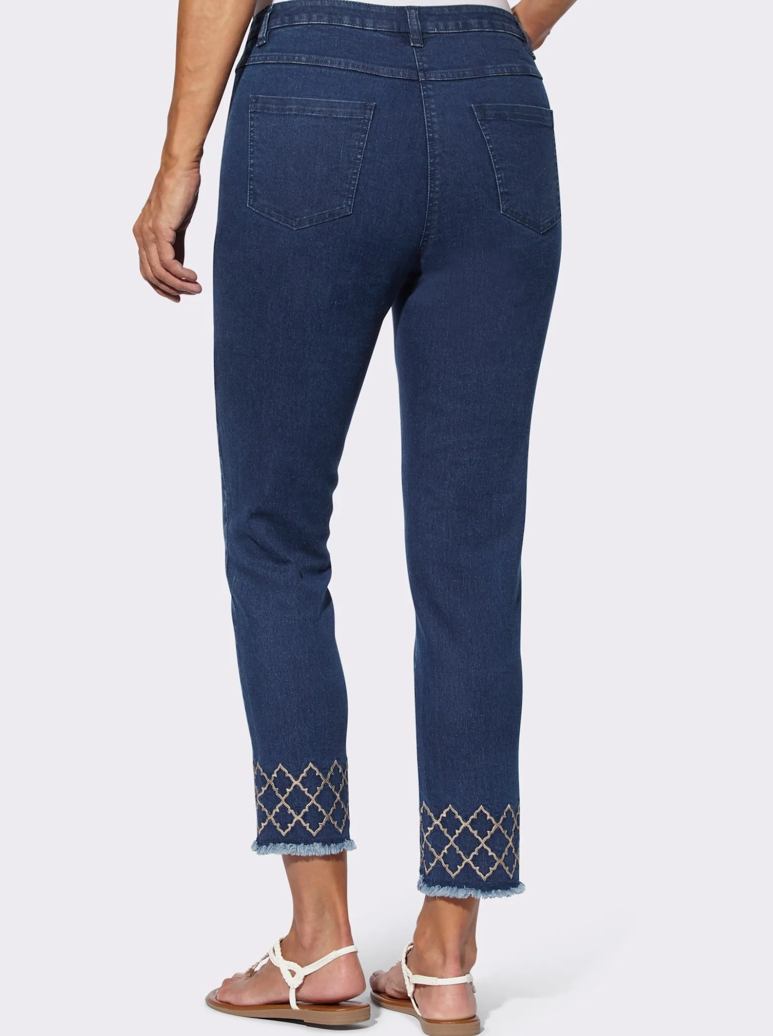 Jeans mit Rautenstickerei
