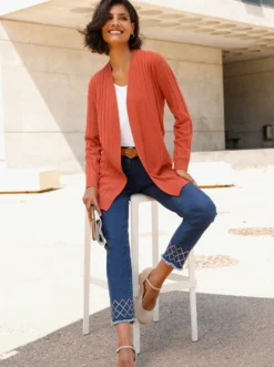 Jeans mit Rautenstickerei