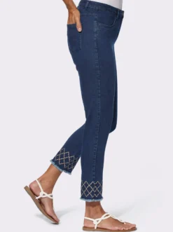 Jeans mit Rautenstickerei