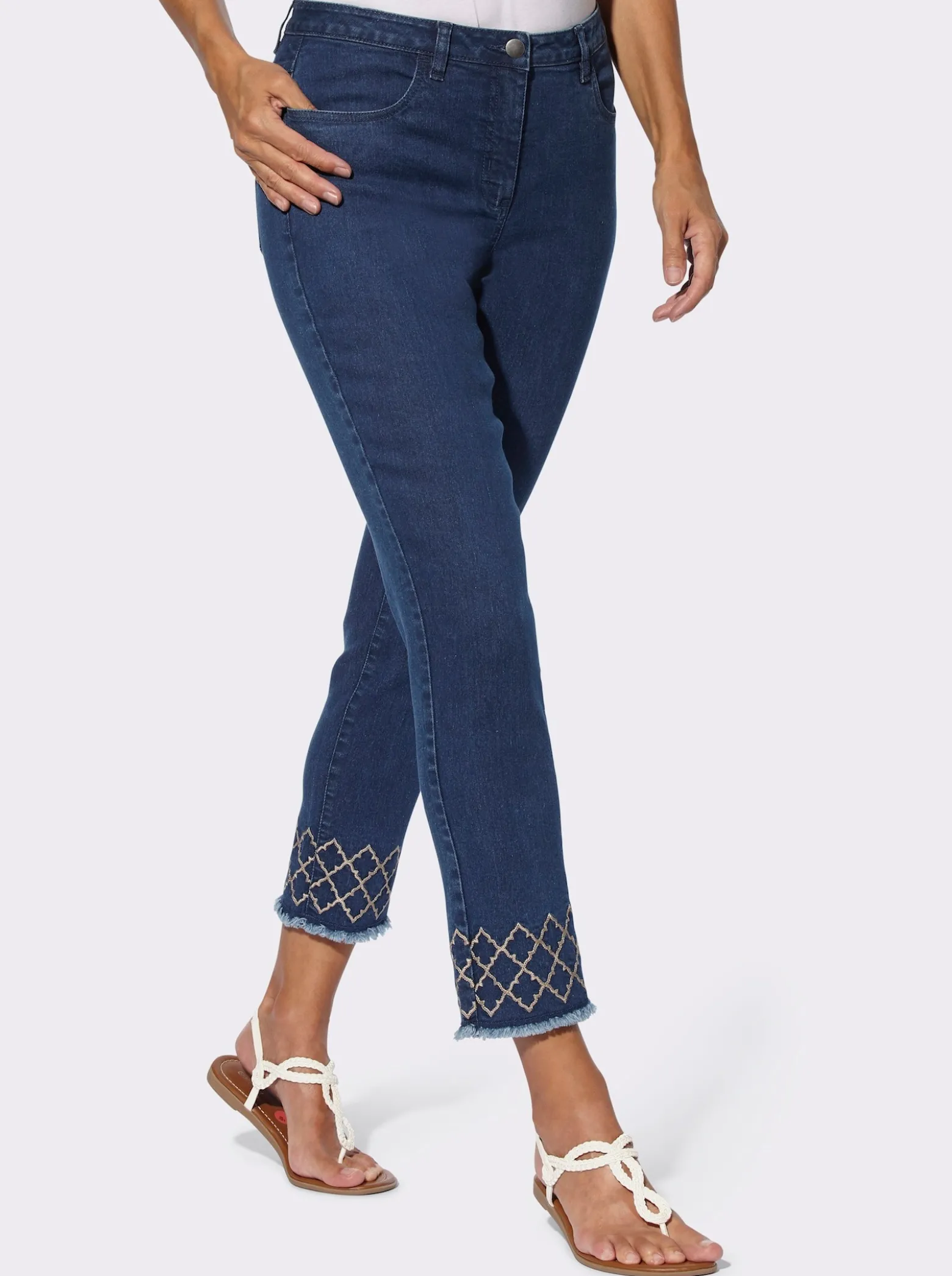 Jeans mit Rautenstickerei