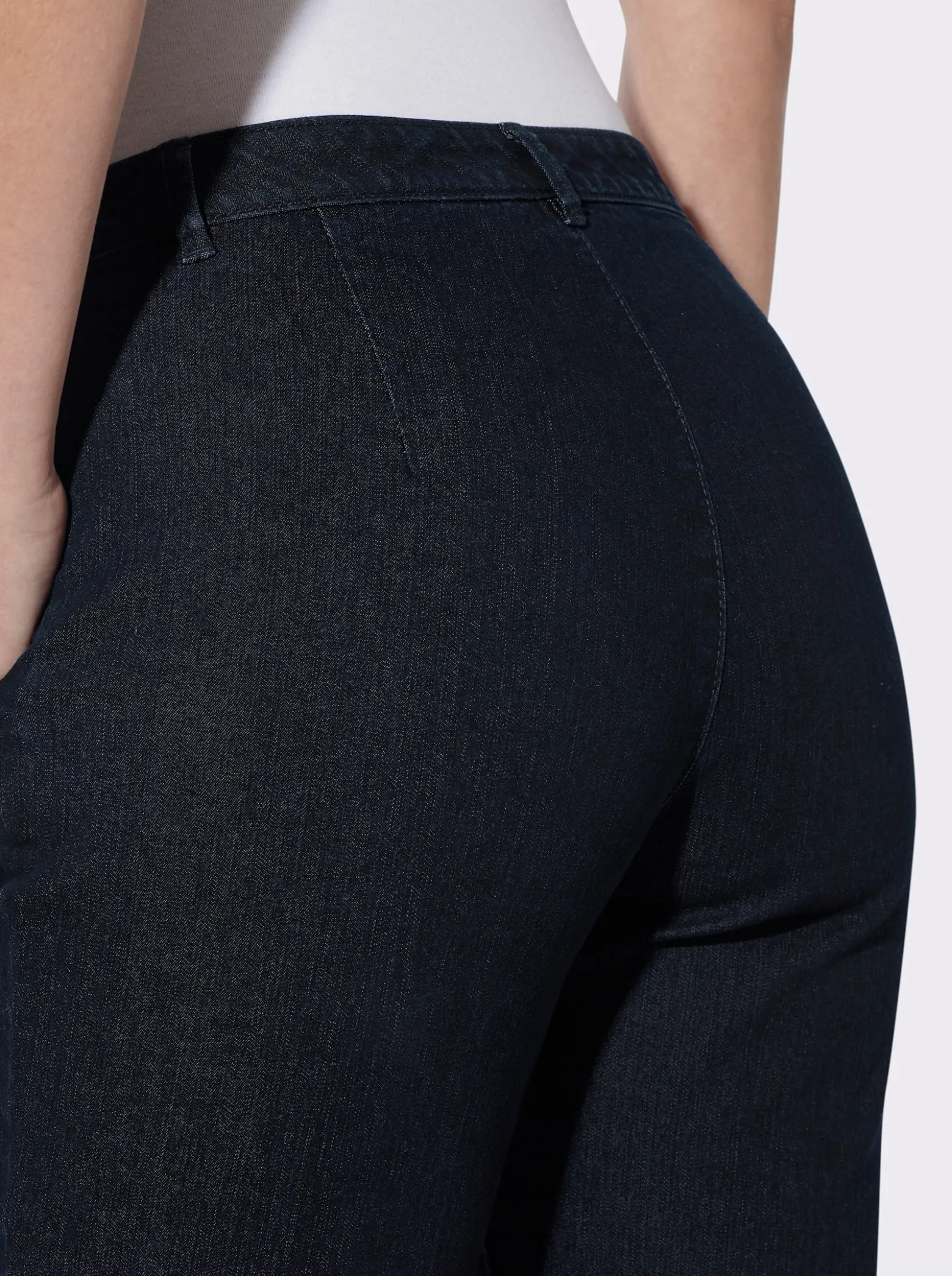 Jeans mit seitlichen Reißverschlüssen
