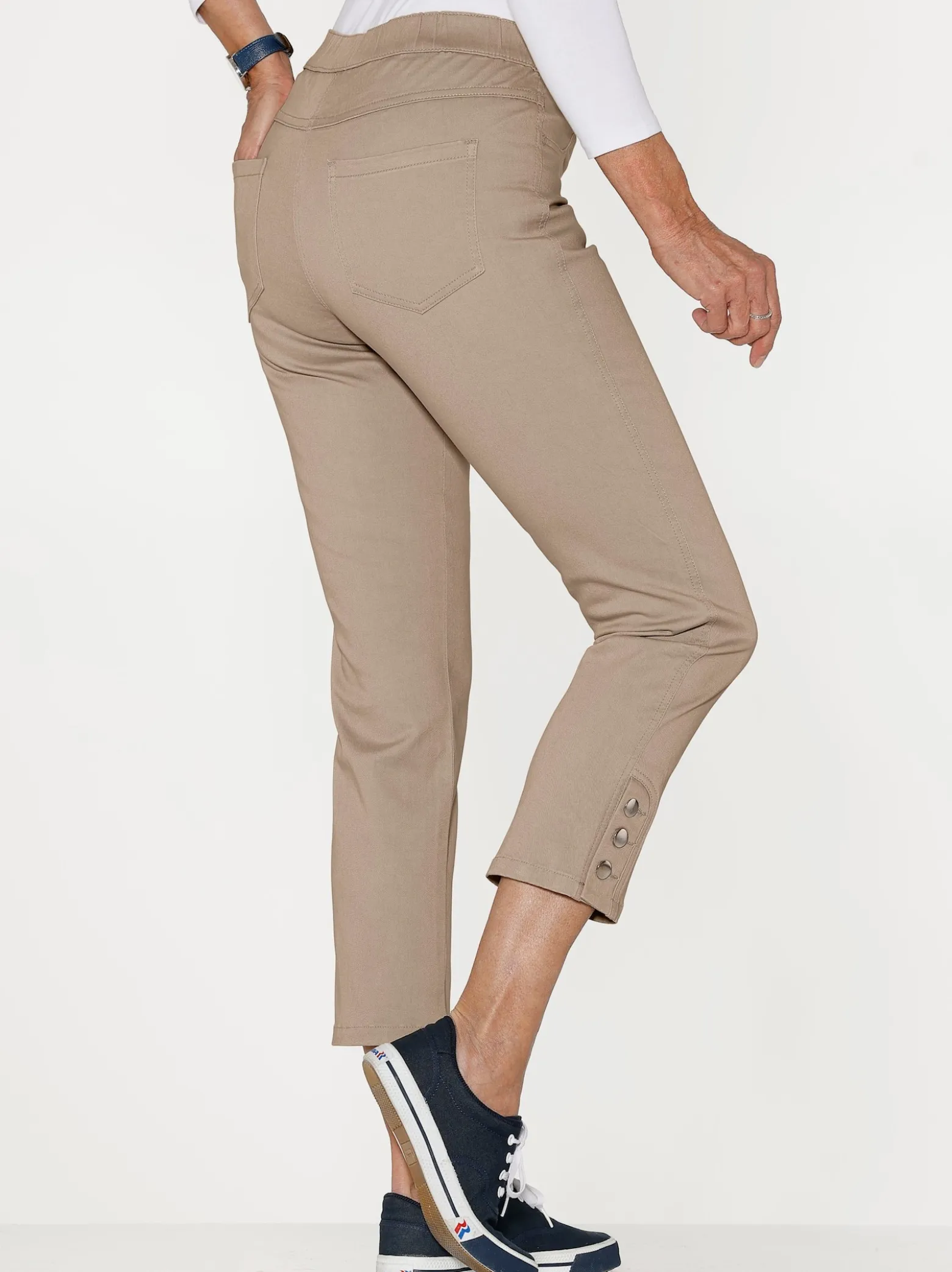 7/8-Jeans mit seitlichen Zierknöpfen