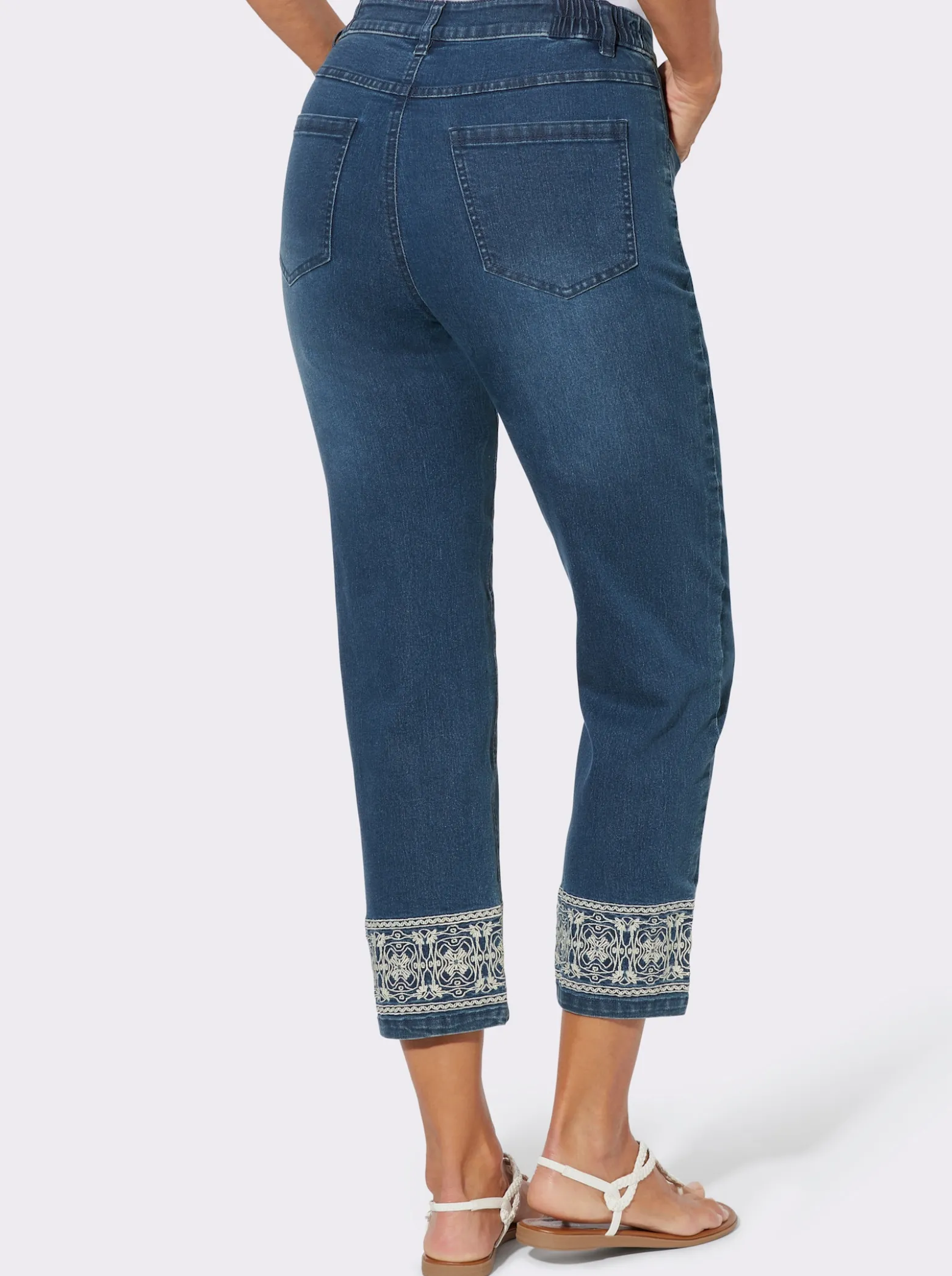 7/8-Jeans mit Stickerei am Saum