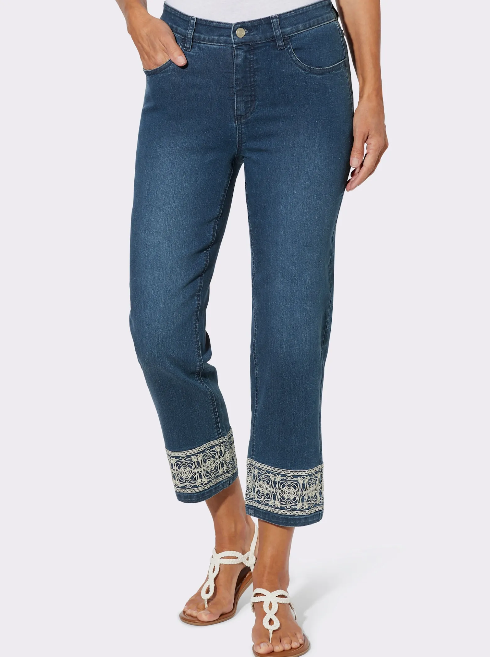 7/8-Jeans mit Stickerei am Saum