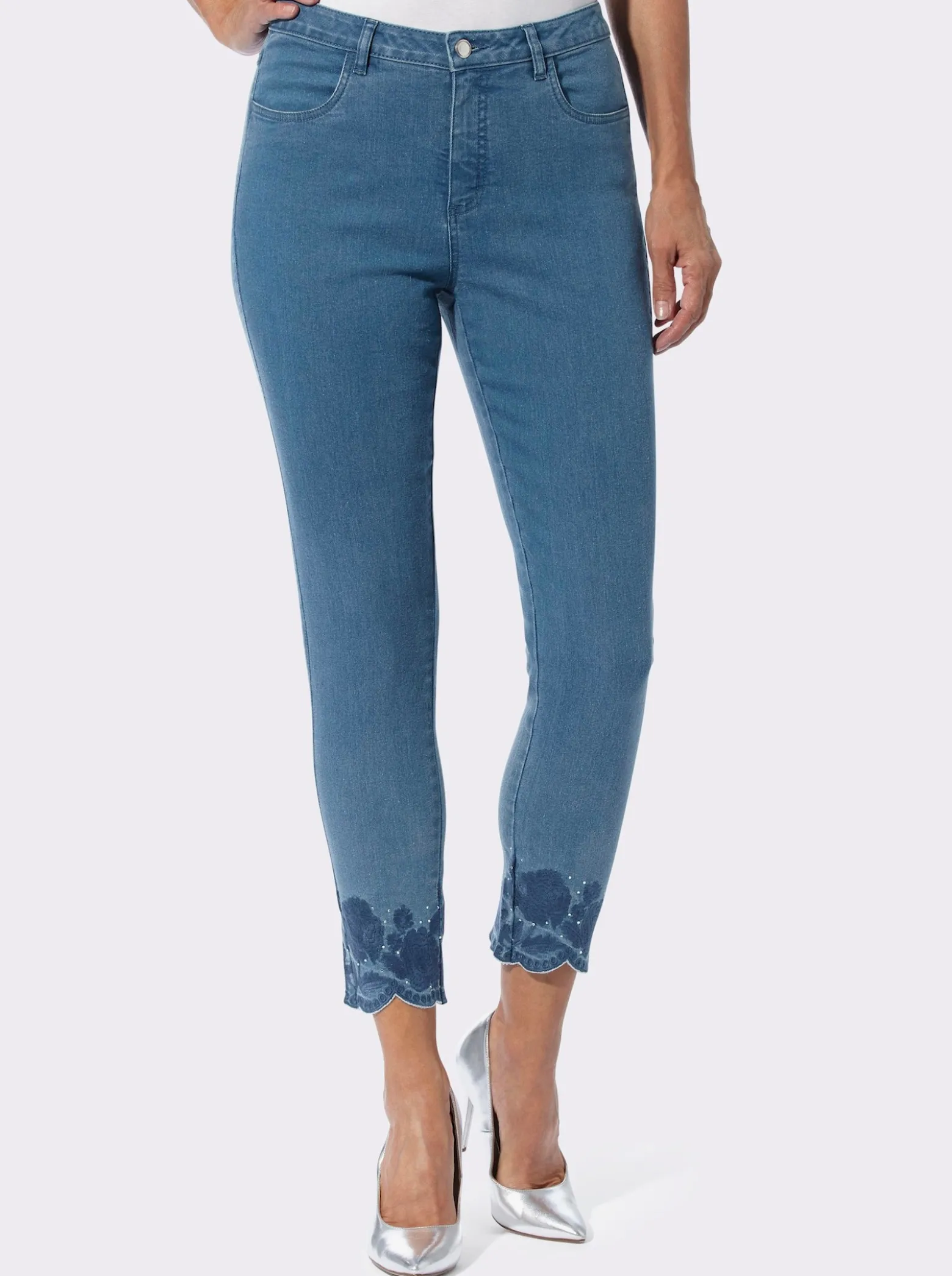 7/8-Jeans mit Stickerei am Saum