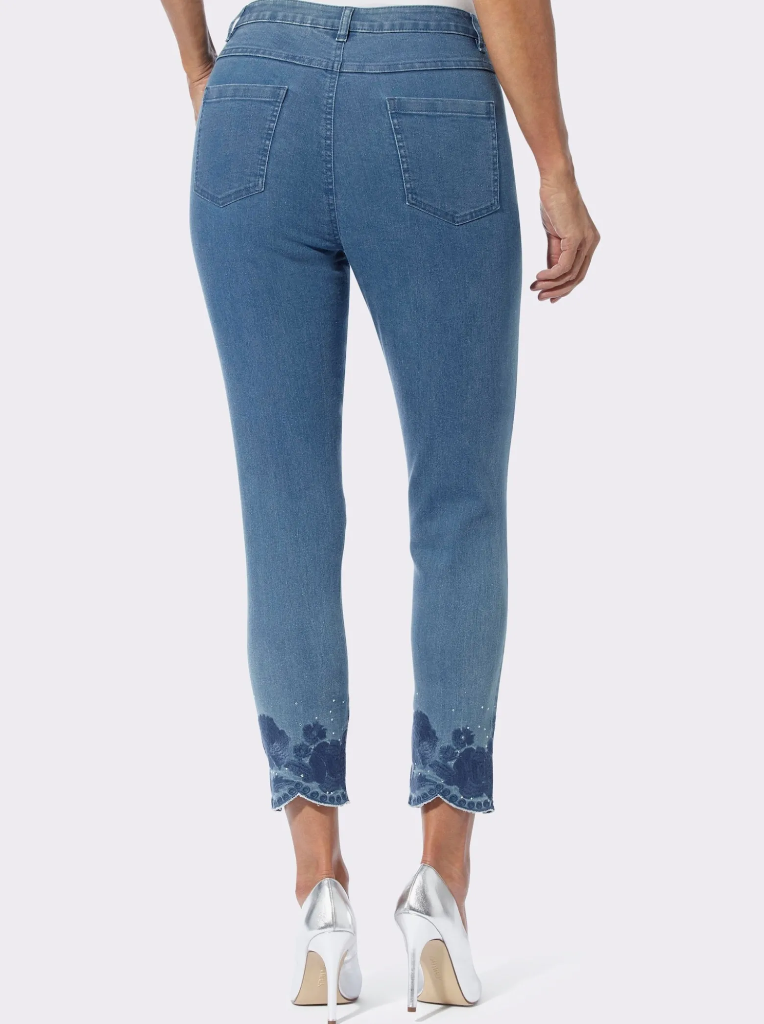 7/8-Jeans mit Stickerei am Saum