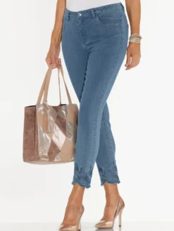 7/8-Jeans mit Stickerei am Saum