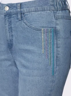 Jeans mit Stickerei an den Taschen