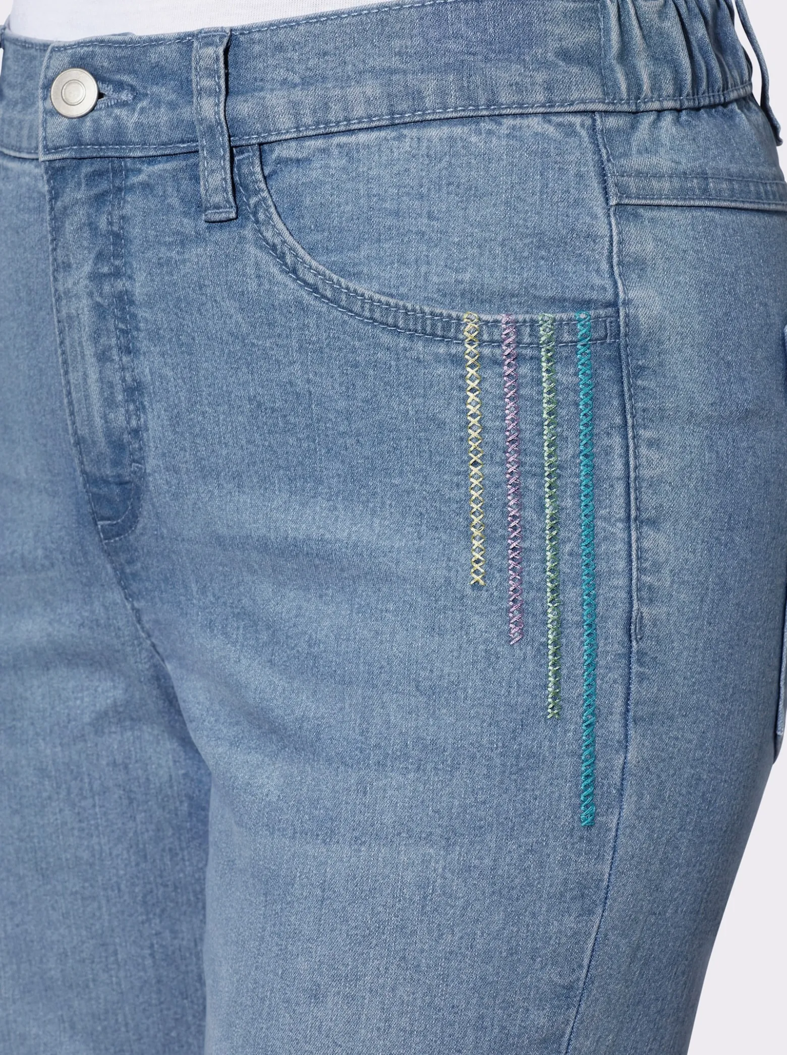 Jeans mit Stickerei an den Taschen