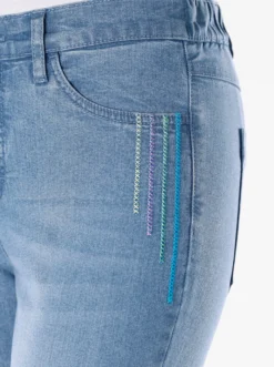 Jeans mit Stickerei an den Taschen