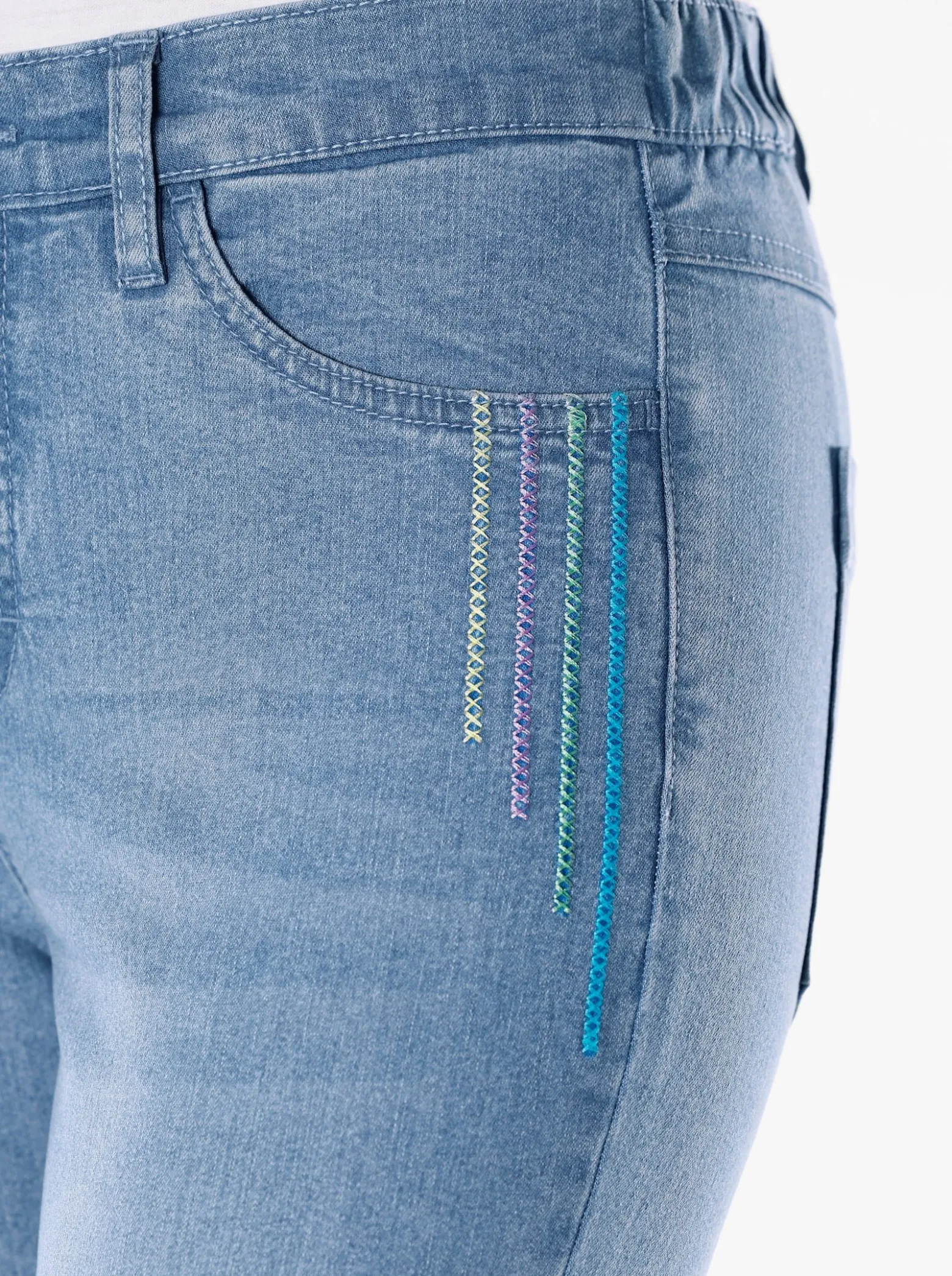 Jeans mit Stickerei an den Taschen