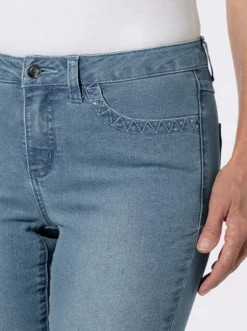 Jeans mit Stickerei auf den Taschen