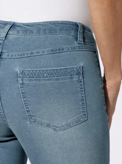 Jeans mit Stickerei auf den Taschen