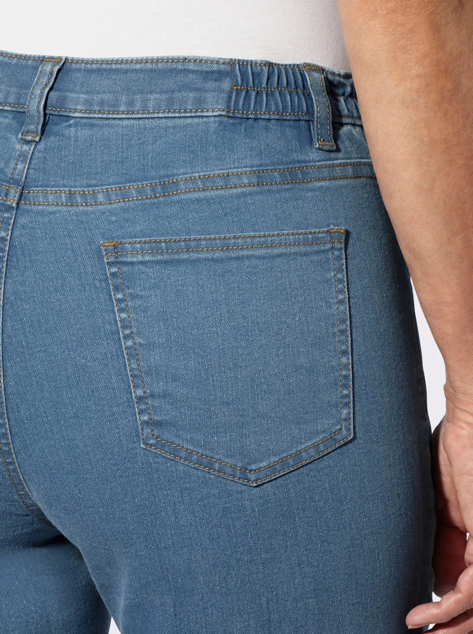 Jeans mit streckender Biese