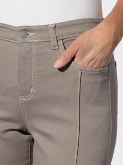 Jeans mit streckender Biese