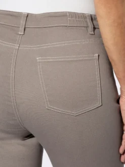 Jeans mit streckender Biese