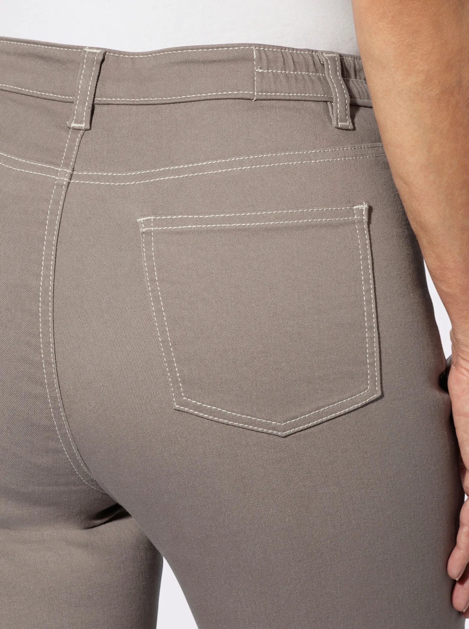 Jeans mit streckender Biese