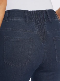 Jeans mit Stretch-Einsatz hinten