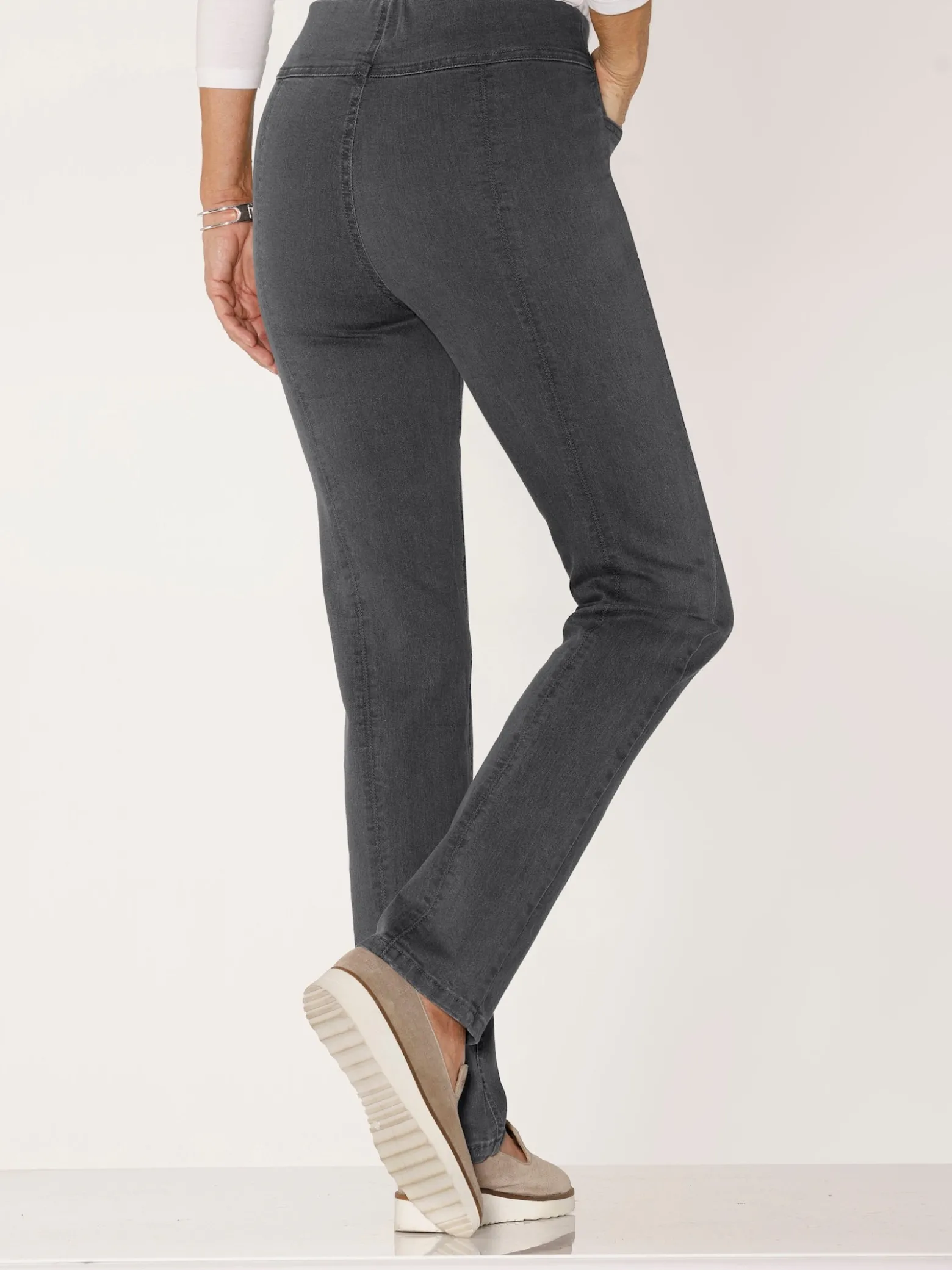 Jeans mit Teilungsnähten hinten