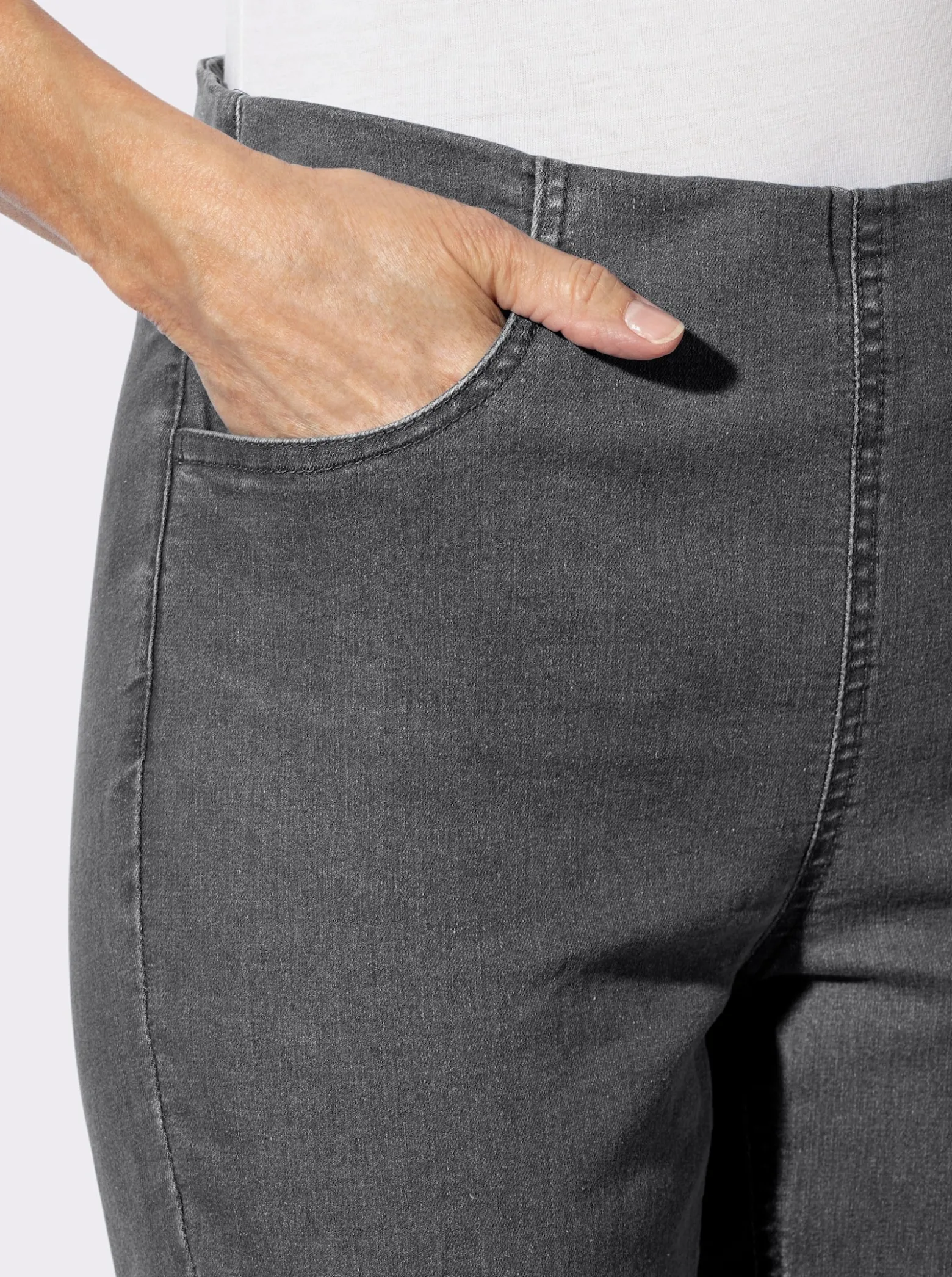 Jeans mit Teilungsnähten hinten