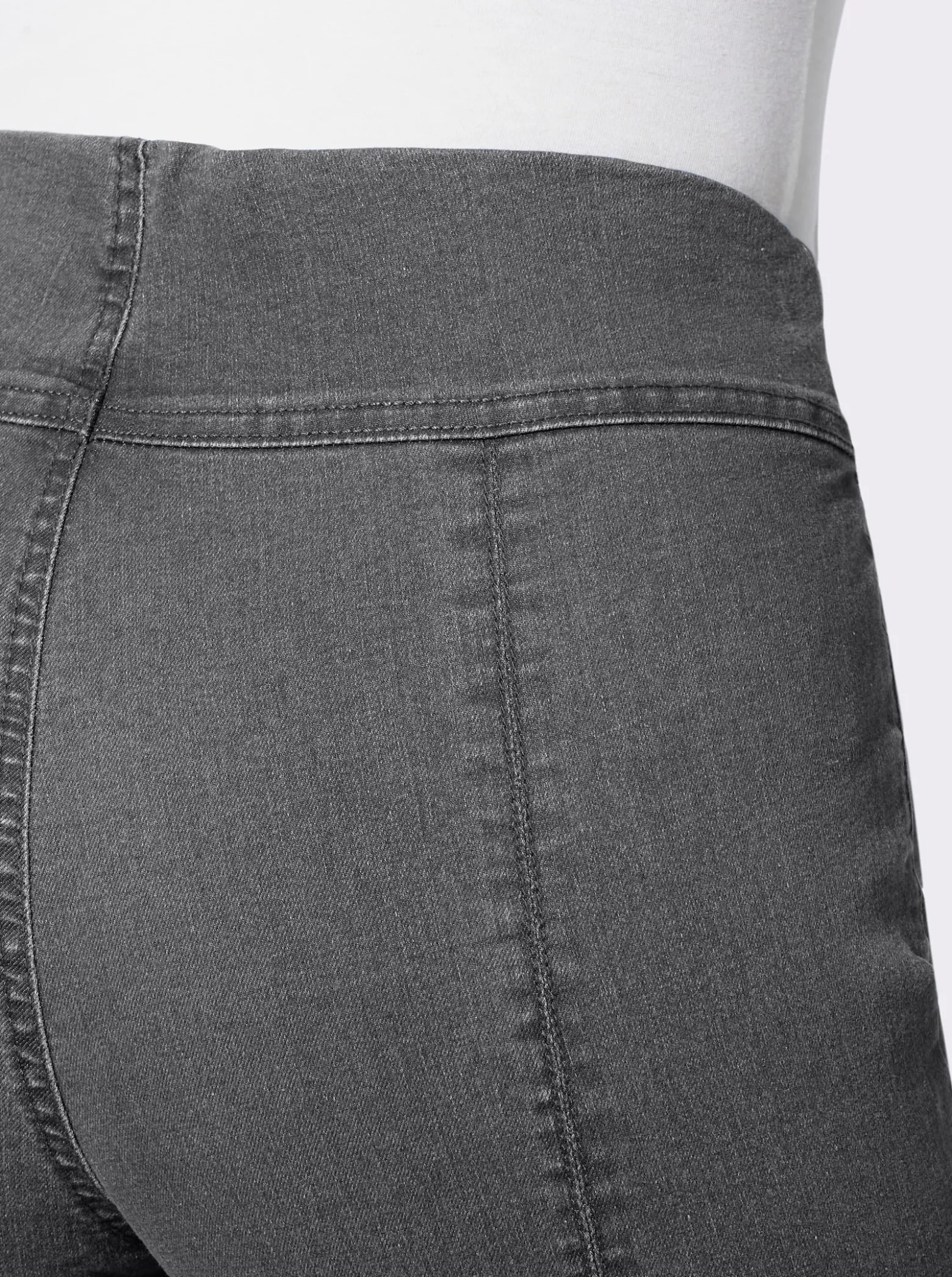 Jeans mit Teilungsnähten hinten
