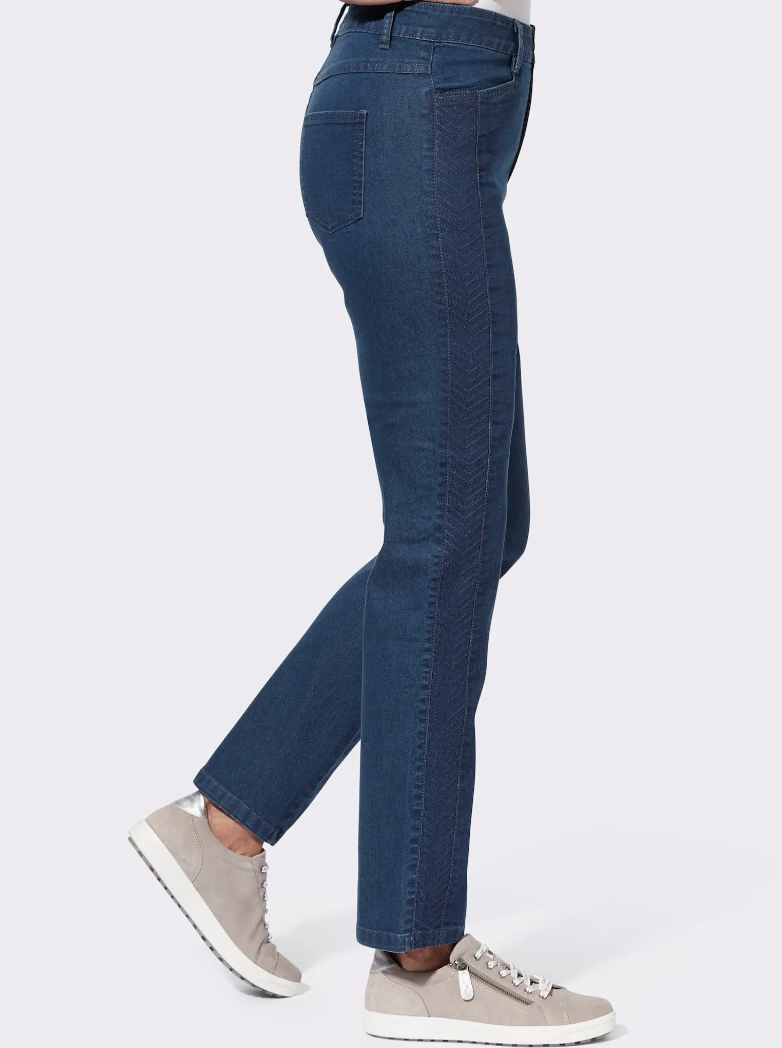 Jeans mit vorverlegter Seitennaht