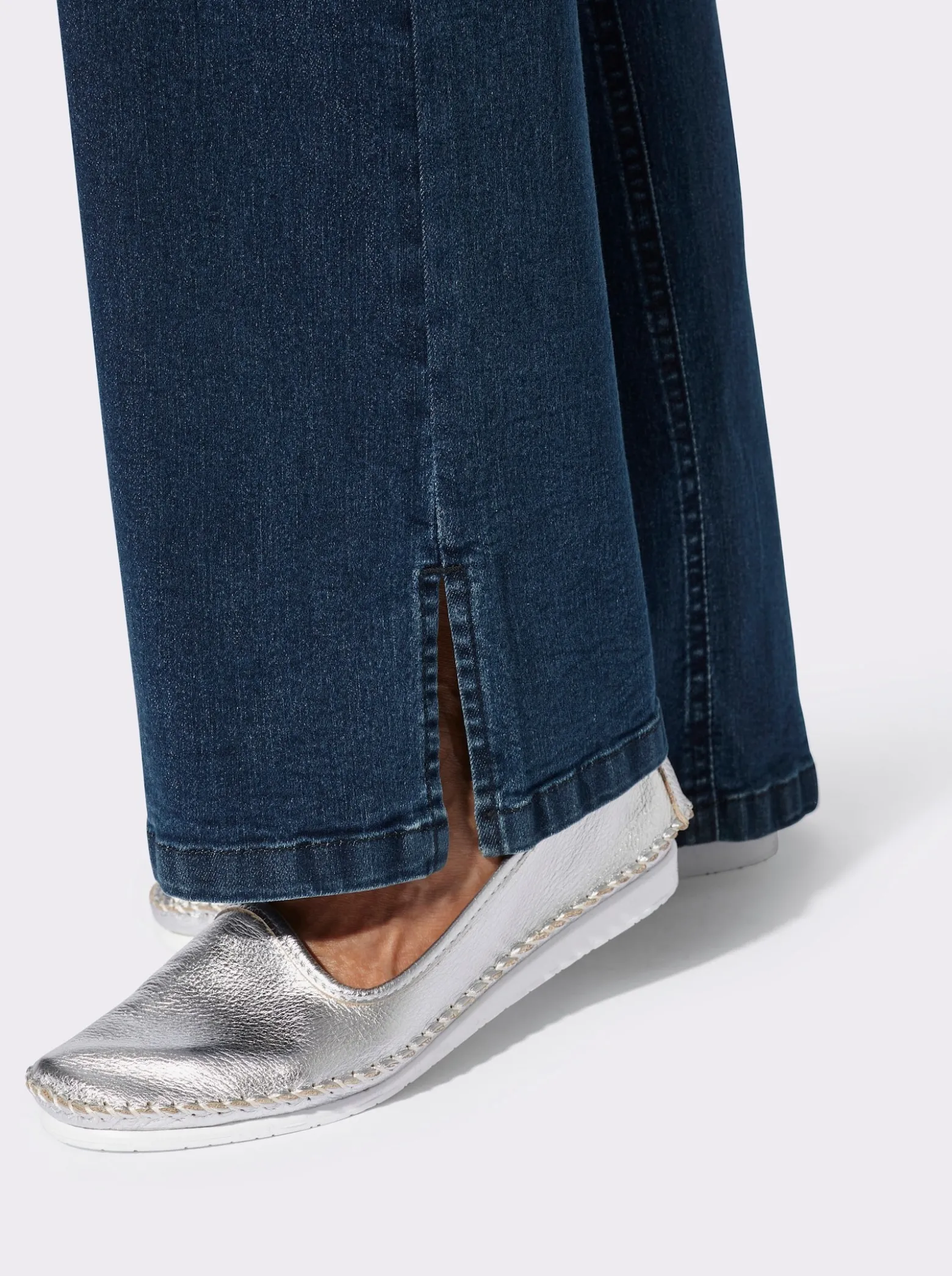 Jeans mit weitem Bein und Schlitz