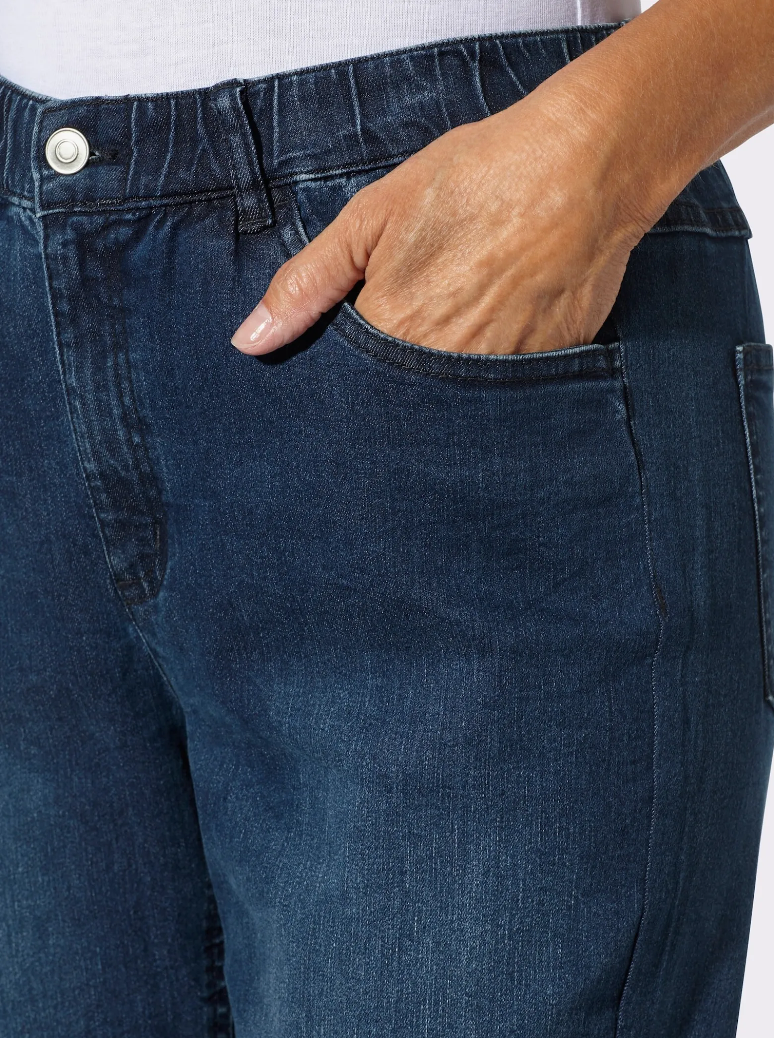 Jeans mit weitem Bein und Schlitz