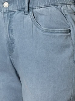 Jeans mit weitem Bein und Schlitz