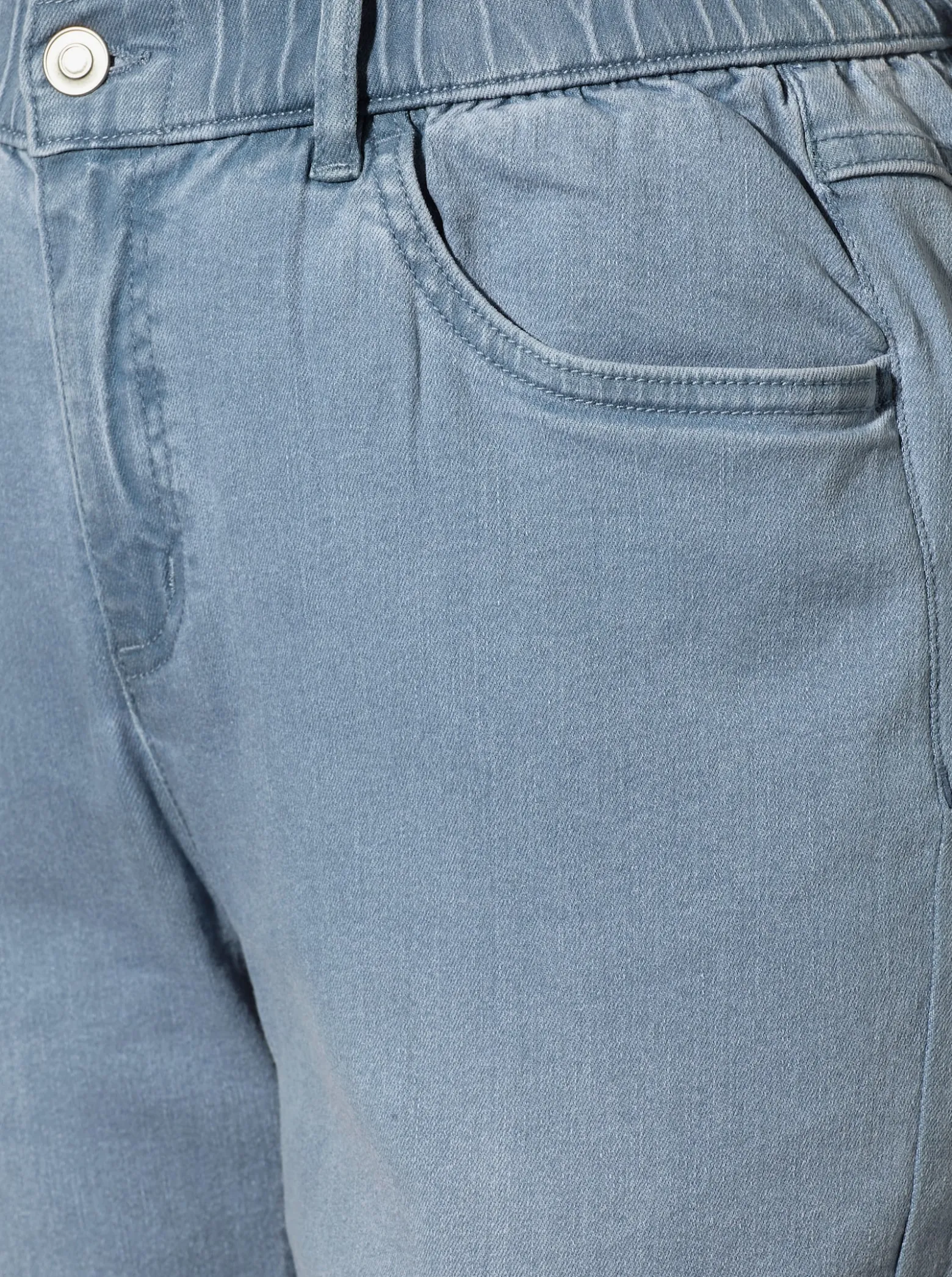 Jeans mit weitem Bein und Schlitz