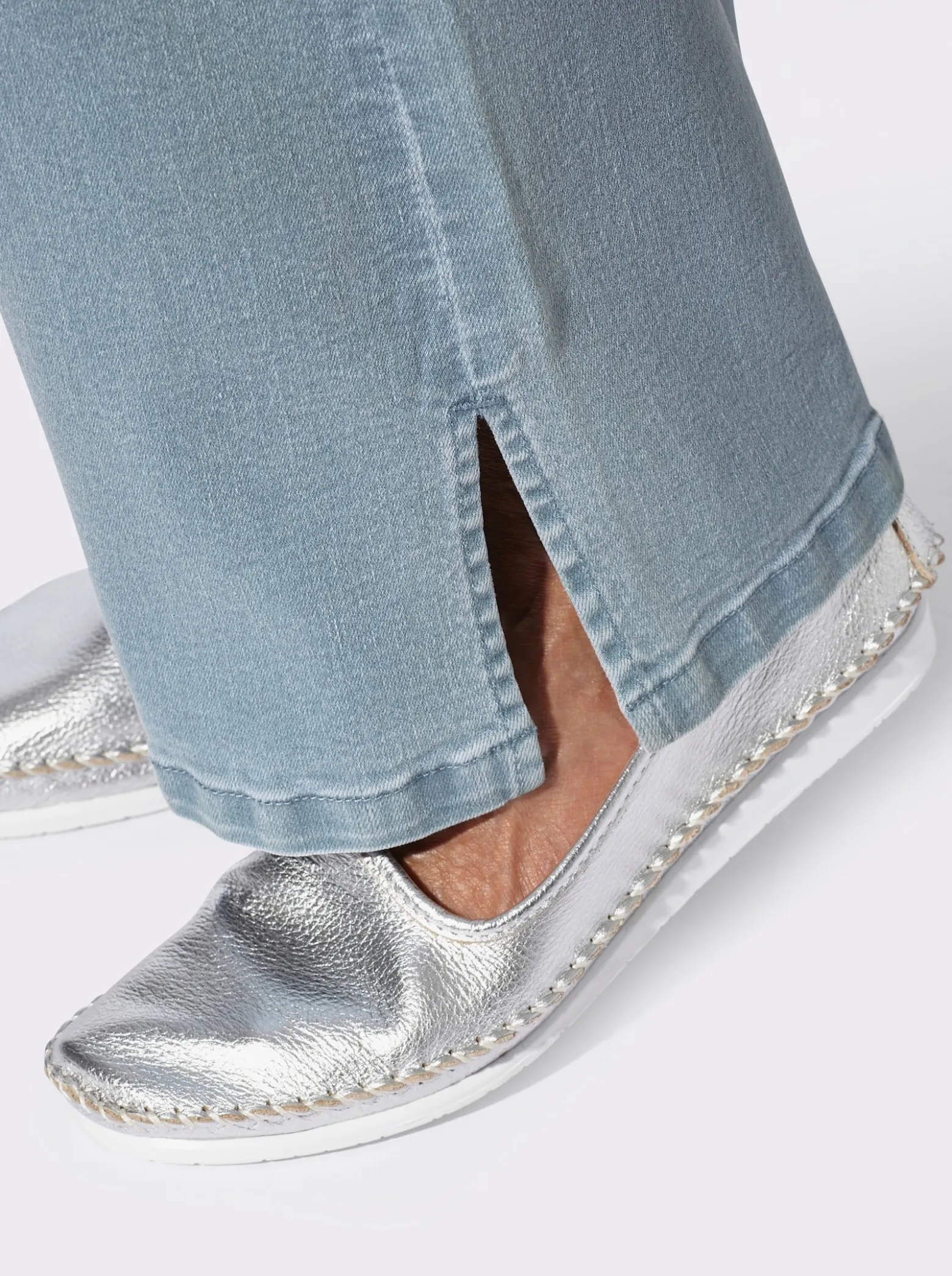 Jeans mit weitem Bein und Schlitz