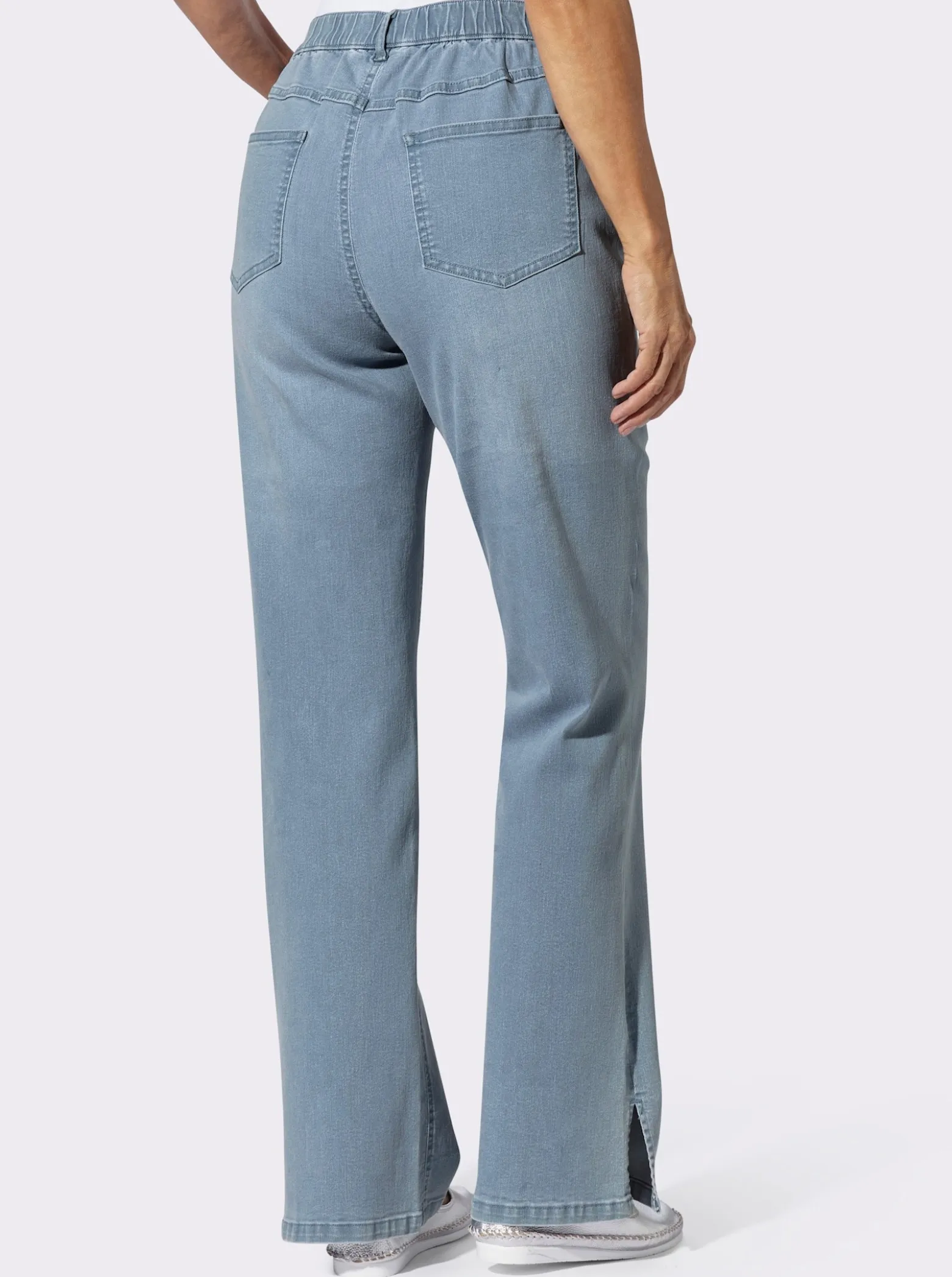 Jeans mit weitem Bein und Schlitz